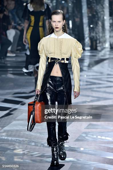 Louis Vuitton : Runway - Paris Fashion Week Womenswear Fall/Winter 2016/2017 Louis Vuitton : Runway - Paris Fashion Week Womenswear Fall/Winter 2016/2017