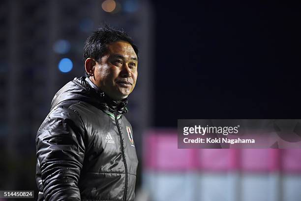 Norio Sasaki head coach of Japan applauds supporters after the AFC Women's Olympic Final Qualification Round match between Japan and North Korea at...