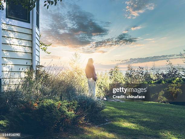 joven mujer asiática ver amanecer - una sola mujer joven fotografías e imágenes de stock