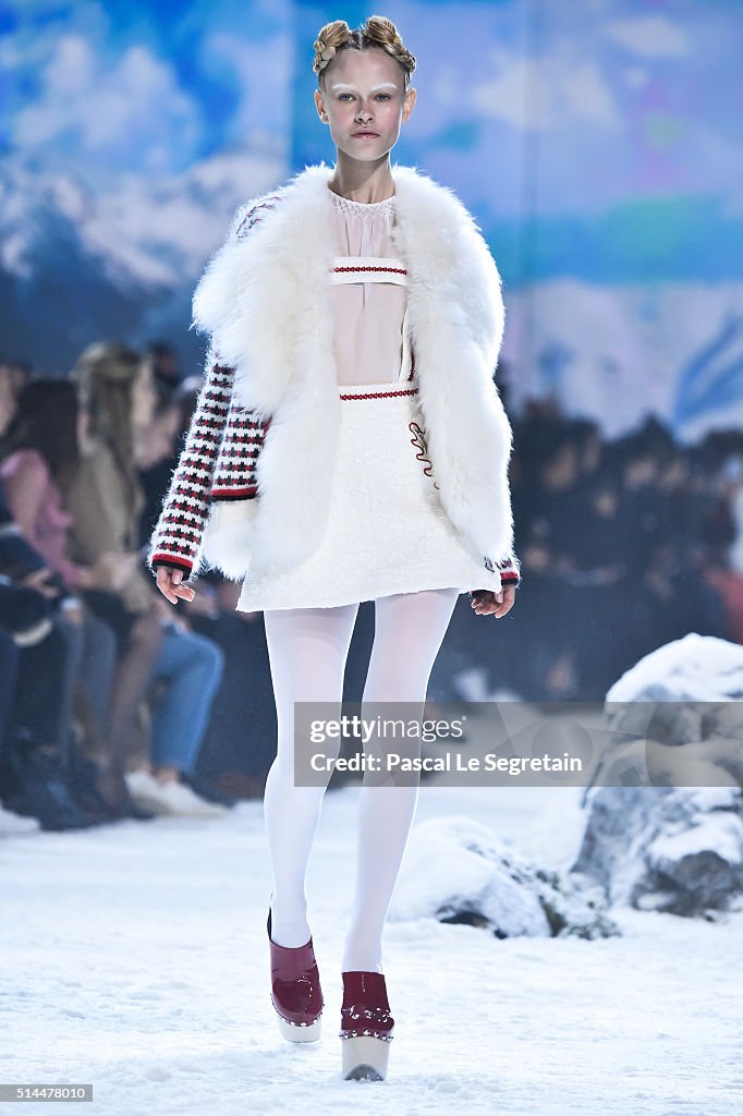 Moncler Gamme Rouge : Runway - Paris Fashion Week Womenswear Fall/Winter 2016/2017