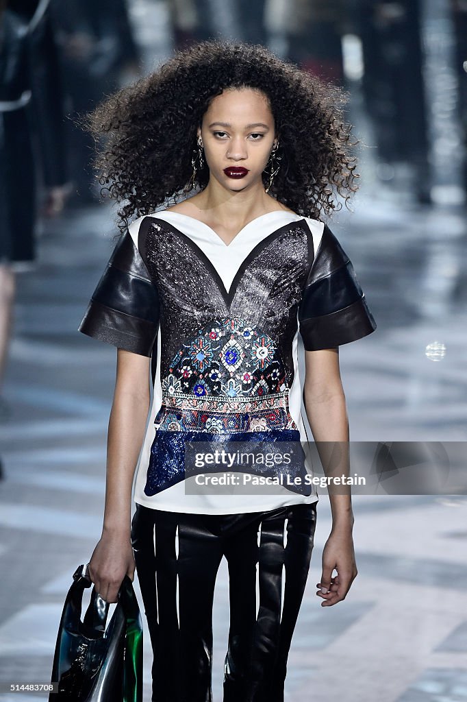 Louis Vuitton : Runway - Paris Fashion Week Womenswear Fall/Winter 2016/2017