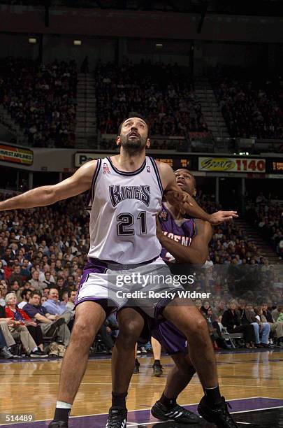 Vlade Divac of the Sacramento Kings battles Alton Ford of the Phoenix Suns for the rebound at the ARCO Arena in Sacramento, California. DIGITAL...