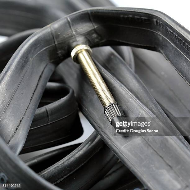 bicycle inner tube with a presta type valve - bauteil zur oberflächenmontage stock-fotos und bilder
