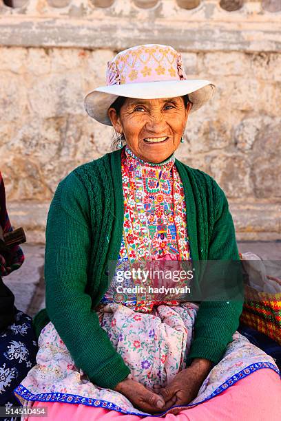 peruanische frau in-kleidung, chivay, peru - peruanische kultur stock-fotos und bilder