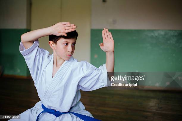 practicing karate - taekwondo kids stockfoto's en -beelden