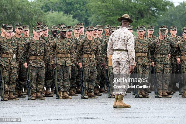 basic training at parris island - united states marine corps stockfoto's en -beelden