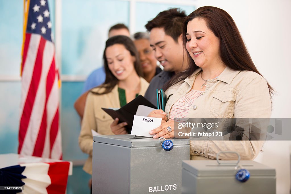 Femme hispanique projette de vote.  Novembre-Unis élection.  Électeurs arrière-plan.