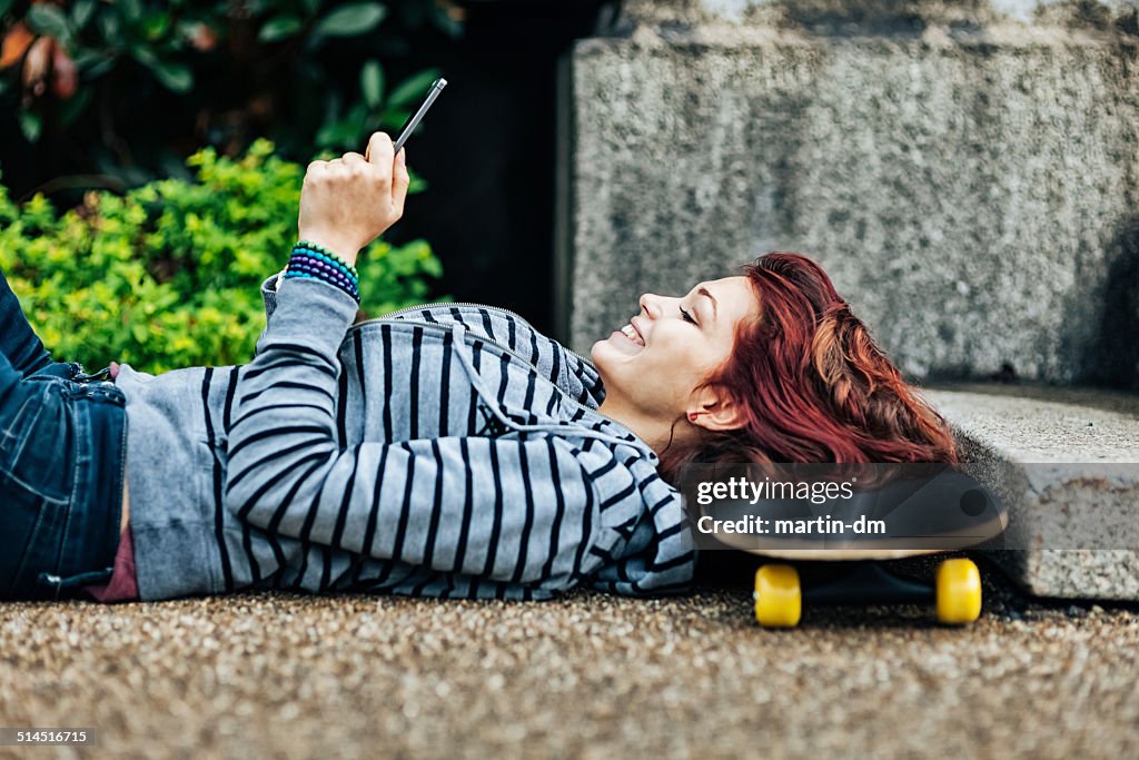 Fille à envoyer des SMS sur smartphone