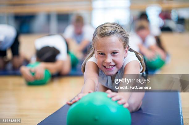 niños bender de bola - physical education fotografías e imágenes de stock