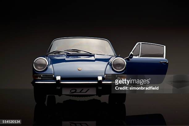 porsche 911 modelo clásico vista de frente - porsche carrera fotografías e imágenes de stock
