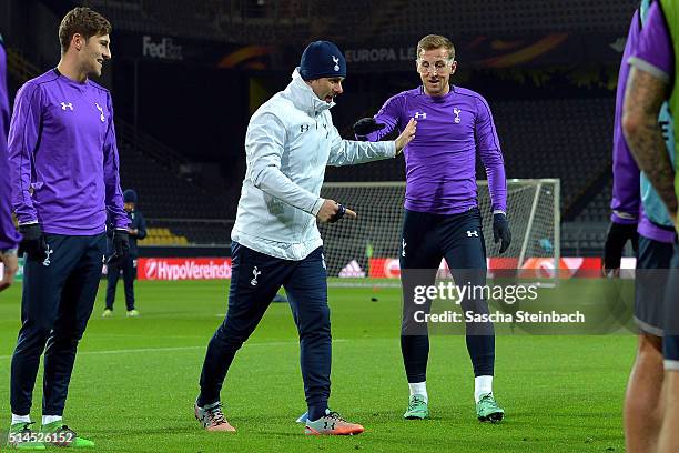 Head coach Mauricio Pochettino and Harry Kane attend the Tottenham Hotspur FC training session prior to the UEFA Europa League match between Borussia...