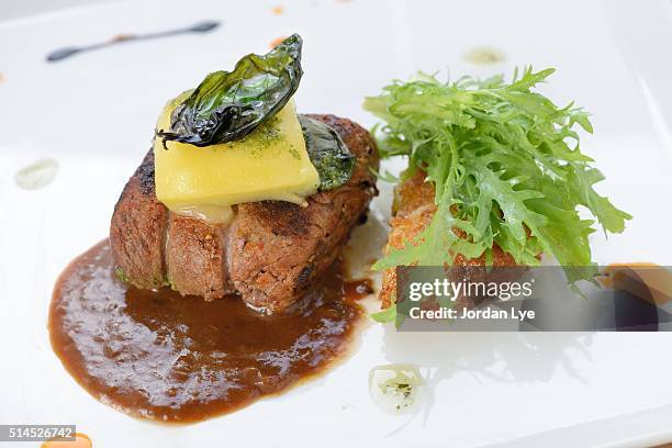 beef filet steak with bearnaise sauce - steak bearnaise stock pictures, royalty-free photos & images