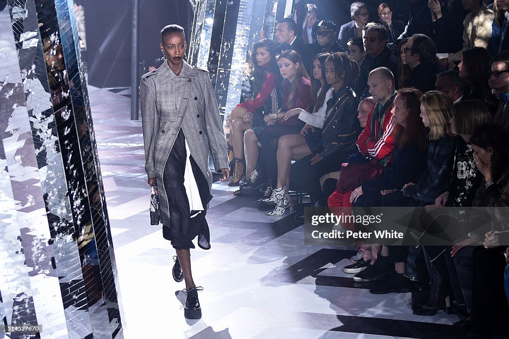 Louis Vuitton : Runway - Paris Fashion Week Womenswear Fall/Winter 2016/2017