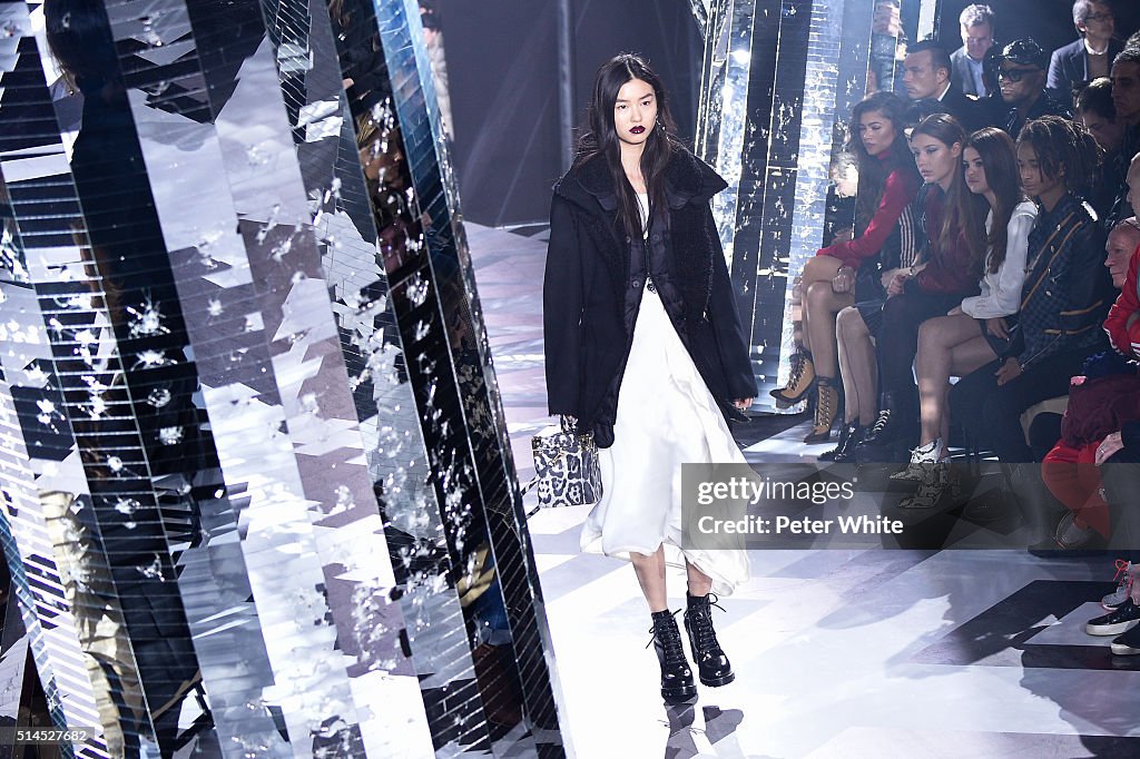 Louis Vuitton : Runway - Paris Fashion Week Womenswear Fall/Winter 2016/2017