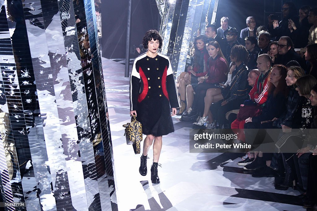 Louis Vuitton : Runway - Paris Fashion Week Womenswear Fall/Winter 2016/2017