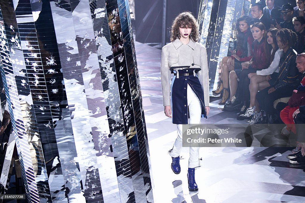Louis Vuitton : Runway - Paris Fashion Week Womenswear Fall/Winter 2016/2017