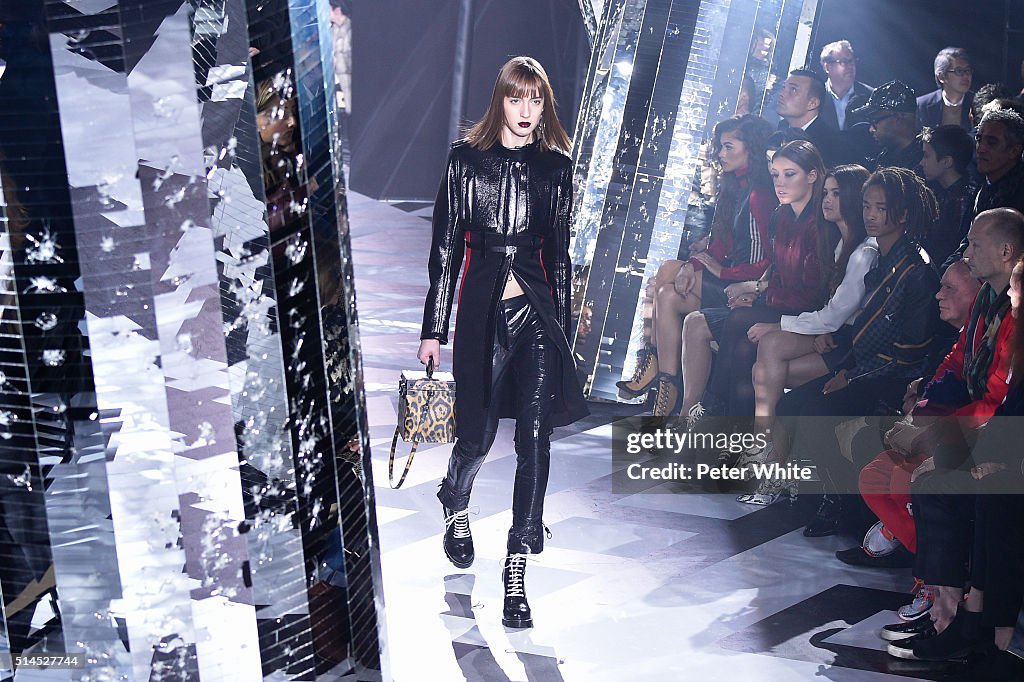 Louis Vuitton : Runway - Paris Fashion Week Womenswear Fall/Winter 2016/2017