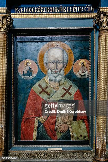 17th cetury icon depicturing saint nicholas the wonderworker in annunciation cathedral of solvychegodsk - st nicholas 個照片及圖片檔