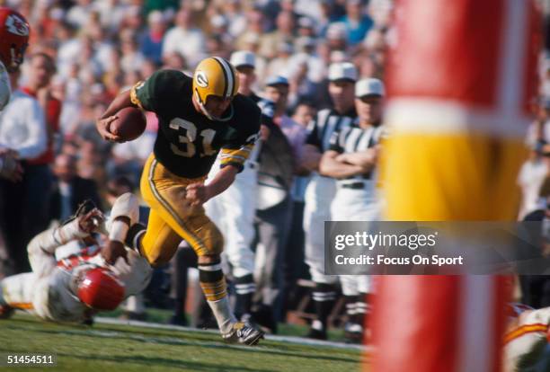 Jim Taylor of the Green Bay Packers runs during Super Bowl I against the Kansas City Chiefs at Memorial Coliseum on October 15, 1967 in Los Angeles,...