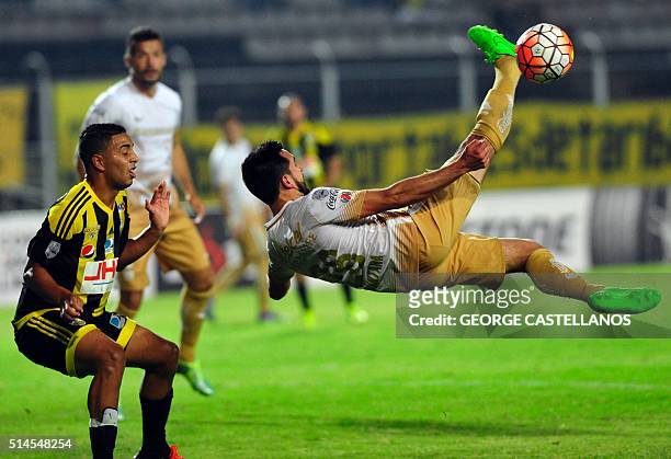 Wilker Angel of Venezuela's Deportivo Tachira vies for the ball with Luis Quintana of Mexico's Pumas during their Copa Libertadores 2016 tournament...
