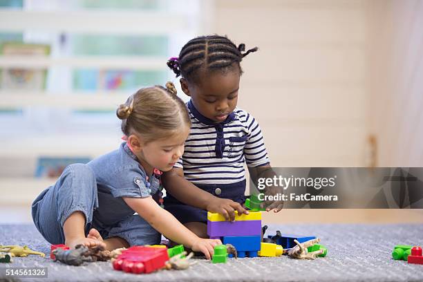 apprendre à partager - child toy photos et images de collection