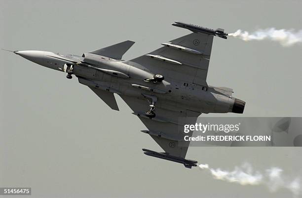 Files photo 20 June 2001 at the 44th Paris-Le Bourget Air Show, shows a Saab Gripen fighter goung though its paces. Saab said 09 October 2004 that...