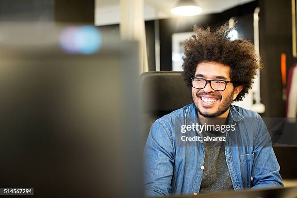 hombre feliz trabajando en el inicio - hipster professional fotografías e imágenes de stock