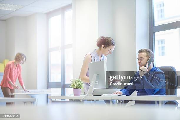 moderne kreative büro teams - festnetztelefon stock-fotos und bilder