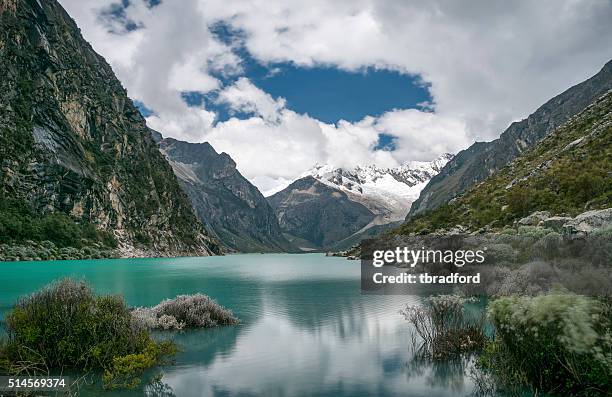 laguna paron und piramide spitze in den peruanischen anden - peruvian stock-fotos und bilder