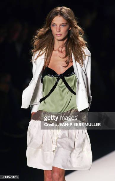 Canadian model Daria presents a creation by British designer Phoebe Philo for Chloe during the Spring-Summer 2005 Ready to Wear collections...