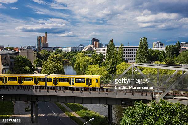 an u-bahn (underground railway) train and the town - berlin imagens e fotografias de stock