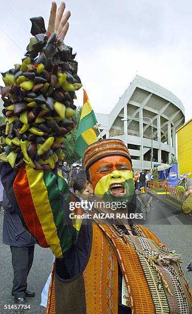 Un hombre vestido de chasqui, con la cara pintada con los colores de la bandera de Bolivia, grita a favor de la seleccion boliviana, el 09 de octubre...