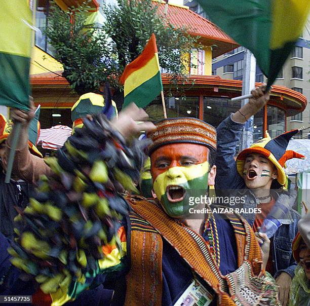 Un hombre vestido de chasqui, con la cara pintada con los colores de la bandera de Bolivia, grita a favor de la seleccion boliviana, el 09 de octubre...