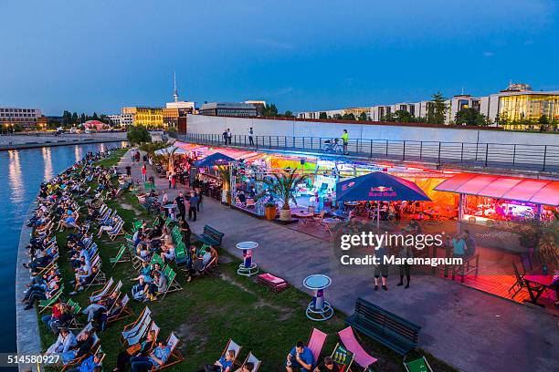 view of the capital beach on spree river - spree rivier stockfoto's en -beelden