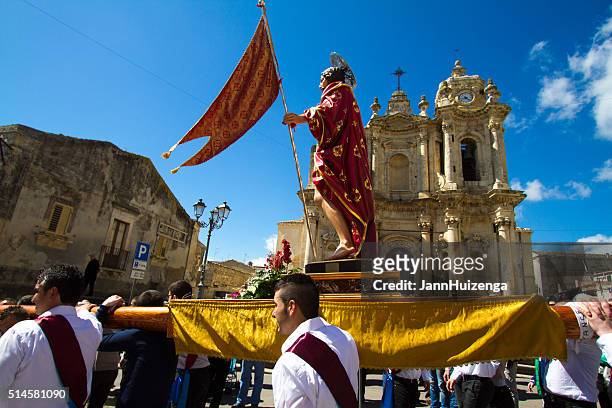 easter day procession, sicily: men carrying statue of jesus - easter sunday stock pictures, royalty-free photos & images