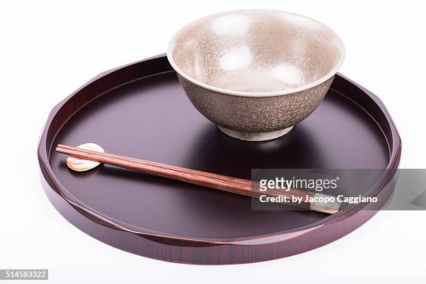 japanese bowl with chopsticks on a serving plate - jacopo caggiano foto e immagini stock