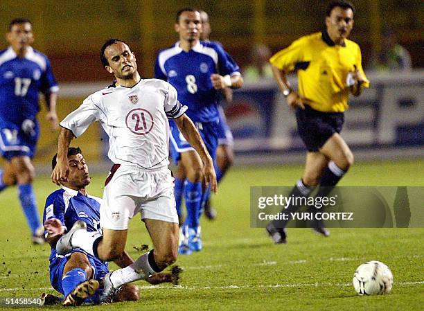 Soccer player Landon Donovan fight for the ball with Salvadorean Ronald Cerritos at the Cuscatlan Stadium 09 October 2004 during their CONCACAF...