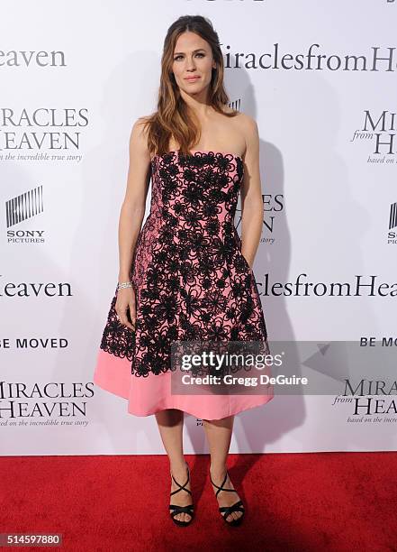 Actress Jennifer Garner arrives at the premiere of Columbia Pictures' "Miracles From Heaven" at ArcLight Hollywood on March 9, 2016 in Hollywood,...