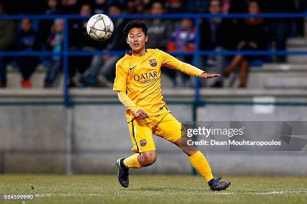 Seungwoo Lee of Barcelona in action during the UEFA Youth League Quarter-final match between Anderlecht and Barcelona held at Van Roy Stadium on...