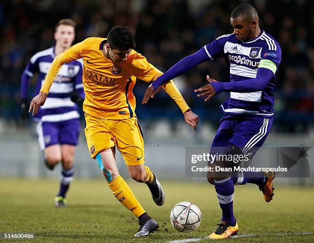 Rafael Rafa Mujica Garcia of Barcelona battles for the ball with Nathan De Medina of Anderlecht during the UEFA Youth League Quarter-final match...