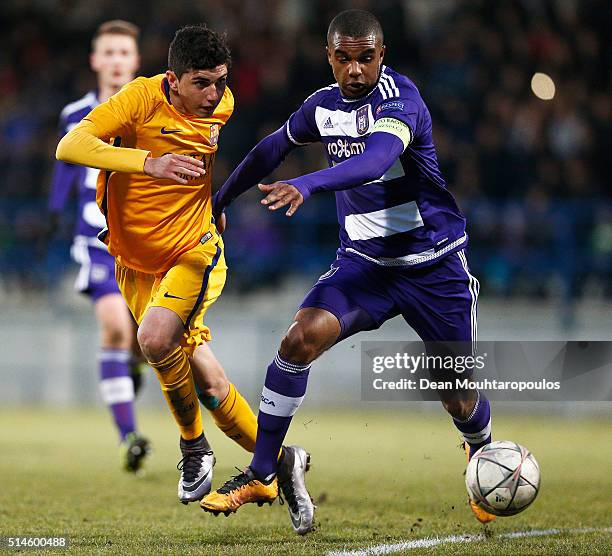 Rafael Rafa Mujica Garcia of Barcelona battles for the ball with Nathan De Medina of Anderlecht during the UEFA Youth League Quarter-final match...