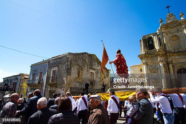 easter day procession, sicily: men carrying statue of jesus - italian easter stock pictures, royalty-free photos & images