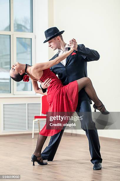 couple dancing tango argentino - argentina tango stock pictures, royalty-free photos & images