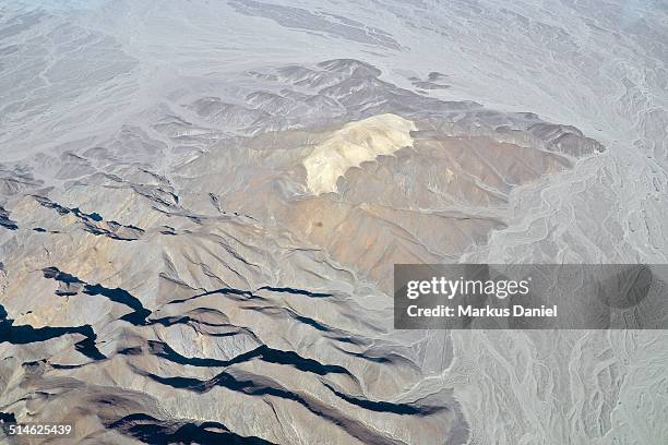 arial view of cerro blanco sand dune, nazca, peru - arial desert stock-fotos und bilder