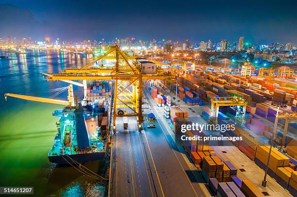 cargo ship in the harbor at sunset . - scheepsschoorsteen stockfoto's en -beelden