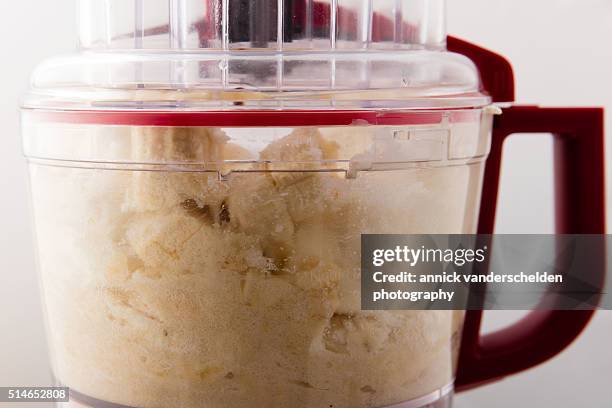 sugar, banana and cream cheese being mixed into food processor. - side part photos et images de collection