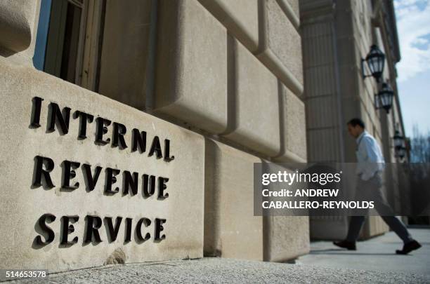 Man walks into the Internal Revenue Service building in Washington, DC on March 10, 2016. / AFP / Andrew Caballero-Reynolds