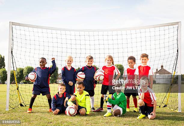ten children standing in football goal - soccer team 個照片及圖片檔