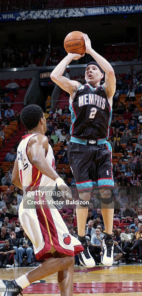 Jason Williams Ribg Jason Williams of the Memphis Grizzlies shoots over Rod Strickland of ...