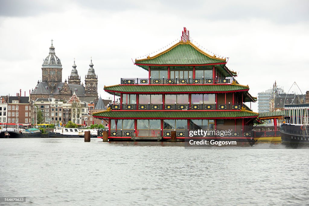 Restaurante flutuante e a Igreja de São Nicolau, em Amsterdã, Países Baixos